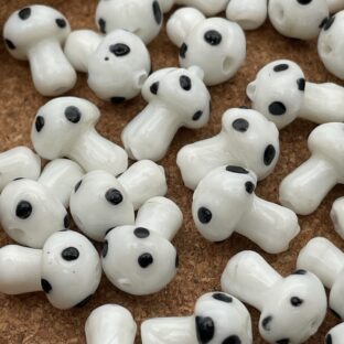 ガラスビーズ　ランプワーク　きのこ　ホワイト　5個入り【GB-LW-ｋWHT】