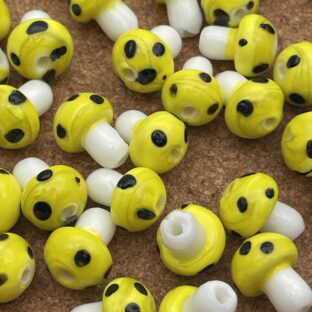 ガラスビーズ　ランプワーク　きのこ　イエロー　5個入り【GB-LW-ｋYELｂ】