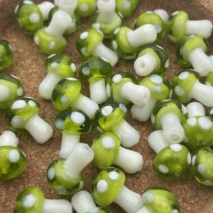 ガラスビーズ　ランプワーク　きのこ　グリーン　5個入り【GB-LW-ｋGRN】