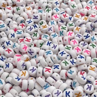 アクリルビーズ　アルファベットK　100個入り【AB‐EA-Kc】