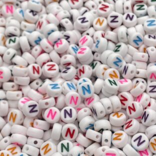 アクリルビーズ　アルファベットN　100個入り【AB‐EA-Nc】